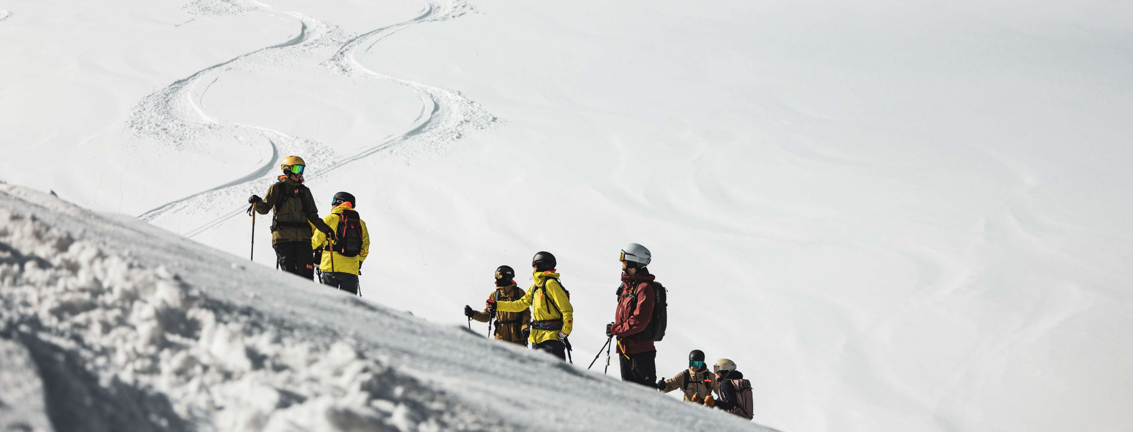 Längliches Sportfoto mit Helm – passend zur Unfallversicherung, breitformatig